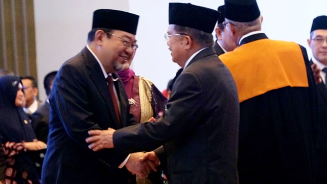 Wakil Presiden Jusuf Kalla memberi selamat kepada Harry Azhar Azis (kiri) usai pengucapan sumpah jabatan anggota BPK di Gedung Mahkamah Agung, Jakarta, Kamis (17/10/2019). Foto: Jamal Ramadhan/kumparan