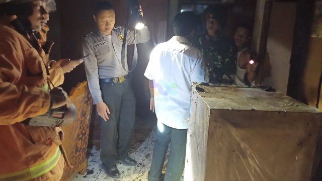 Petugas saat lakukan olah TKP, kebakaran di Desa Pandantoyo Kecamatan Temayang Kabupaten Bojonegoro. Rabu (16/10/2019)