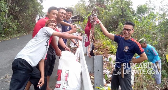 Tim baksos sampah menemukan banyak kutang di pinggir jalan raya Cimanggu Sukabumi | Sumber Foto:istimewa.