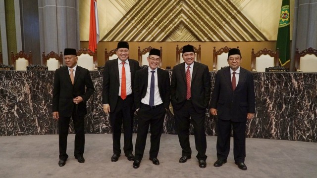 (ki-ka) Anggota BPK 2019-2024, Harry Azhar Azis, Achsanul Qosasih, Daniel Lumban Tobing, Pius Lustrilanang, dan Hendra Susanto berfoto bersama usai pengucapan sumpah jabatan di Kantor Mahkamah Agung, Jakarta, Kamis (17/10/2019). Foto: Jamal Ramadhan/kumparan