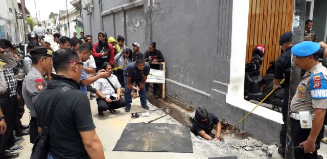 Suasana penemuan 119 butir peluru di Yogyakarta, kamis (17/10/2019). Foto: Dionisius