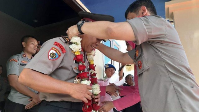  Tampak Kepala Polda Sultra, Brigjen Pol Merdisyam mengalungkan bunga ke Brigjen Iriyanto. Foto: Istimewa