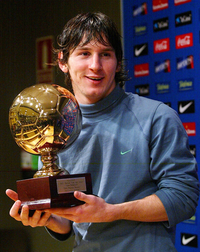 Pemain FC Barcelona, Lionel Messi berpose dengan trofi 'Golden Boy 2005'.  Foto: AFP/STR