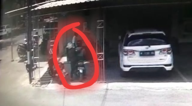 Pencuri Tas dalam Jok Motor Terekam CCTV di Kantor DPRD Pamekasan