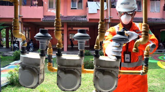 Teknisi Perusahaan Gas Negara (PGN) memeriksa jaringan gas rumah tangga di Rumah Susun Sederhana Sewa (Rusunawa) Menteng Asri, Kota Bogor, Jawa Barat, Kamis (17/10/2019). Foto: ANTARA FOTO/Arif Firmansyah