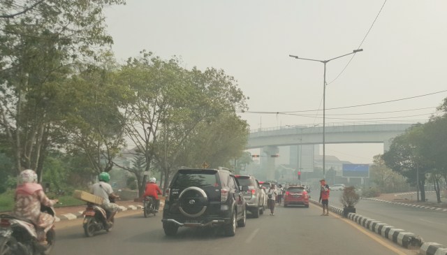 Kota Palembang masih diselimuti kabut asap, meski beberapa lokasi mulai diguyur hujan. (Foto. Reno Saputra /Urban ID)
