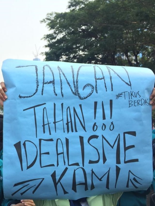 Mahasiswa dari berbagai perguruan tinggi menggelar unjuk rasa di depan Patung Kuda, Jalan Merdeka Barat, Jakarta, Kamis (17/10). Foto: Andesta Herli Wijayakumparan 