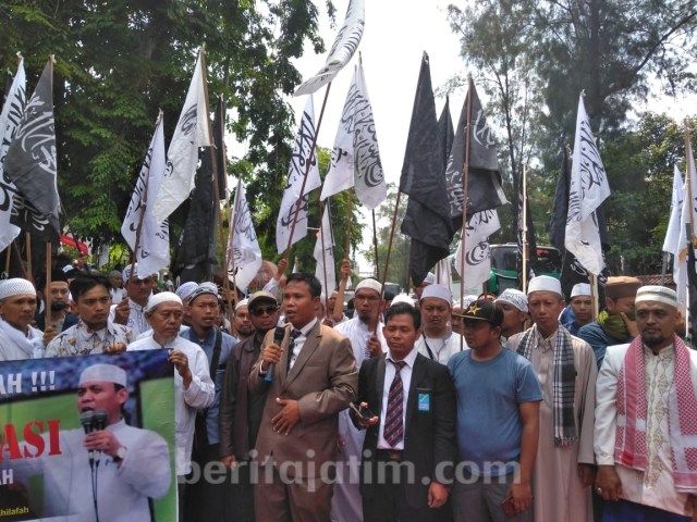 Ratusan Massa Pendukung Gus Nur Padati Jalan Arjuna