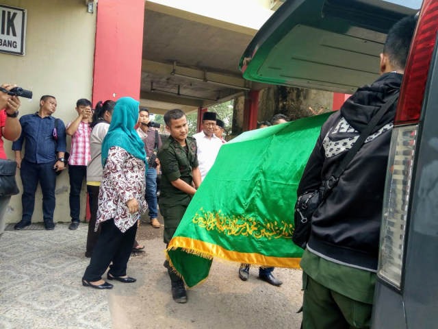 Jenazah korban saat akan dibawa pihak keluarga ke rumah duka dari RS Bhayangkara Palembang. (foto: istimewa)