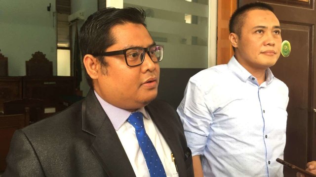 Fahrul Rozi (kemeja biru muda) dan pengacaranya, Fadli Saiman (pakai jas), di PN Jakarta Selatan. Foto: Ricky Febrian/kumparan
