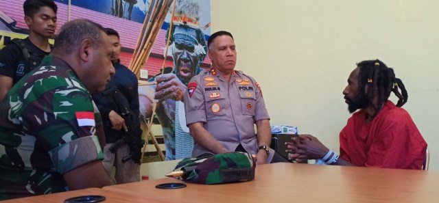 Kapolda Papua dan panglima Cenderawasih saat interogasi NW, pelaku penikaman pekerja bangunan di Wamena. (Dok: Polda Papua)