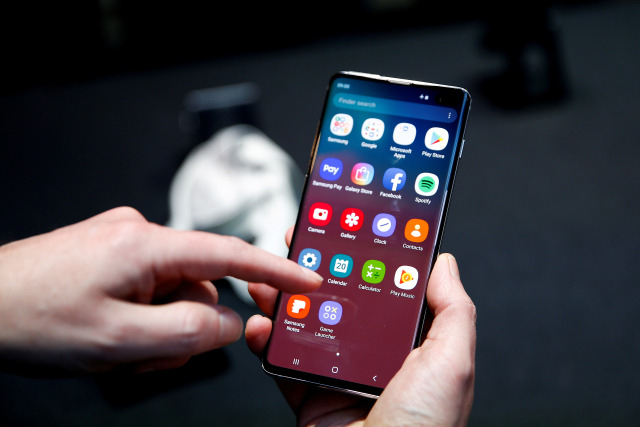 Samsung Galaxy S10 terbaru. Foto: REUTERS/Henry Nicholls