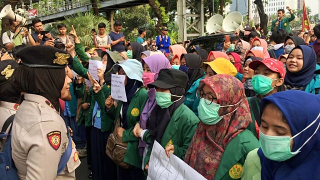 Para mahasiswi bentuk barisan di depan barikade polwan dalam aksi BEM SI di Patung Kuda, Jakarta, Kamis (17/10/2019). Foto: Andesta Herli Wijaya/kumparan
