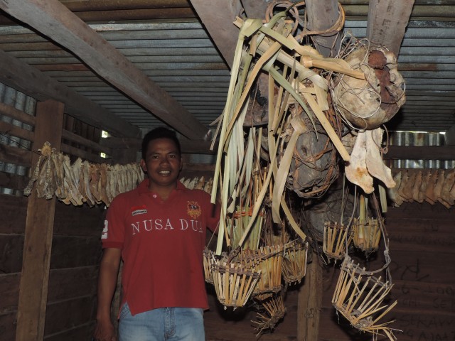Kepala Desa Landau Kodah menunjukkan tengkorak yang disimpan dalam rumah Palak Kaba'. Foto: Dina Mariana/Hi!Pontianak
