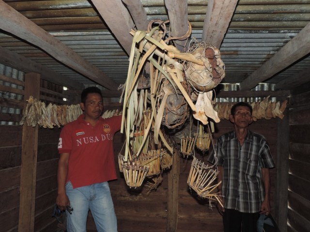 Kades Landau Kodah dan Juru Kunci rumah Palak Kaba'. Foto: Dina Mariana/Hi!Pontianak