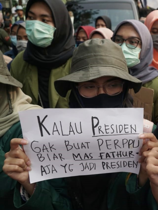 Mahasiswa dari berbagai perguruan tinggi menggelar unjuk rasa di depan Patung Kuda, Jalan Merdeka Barat,  Jakarta, Kamis (17/10).  Foto: Jamal Ramadhan/kumparan 