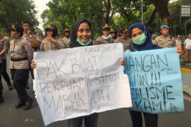 Aksi mahasiswa membawa spanduk di Patung Kuda berakhir, barisan massa mulai bubar. Foto: Andesta Herli Wijaya/kumparan