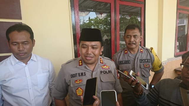 Kapolres Sampang AKBP Didit Bambang Wibowo Saputro memberikan keterangan kepada wartawan. (Ryan/MM). 