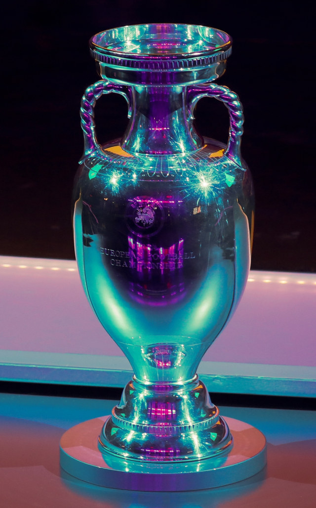 Trofi Piala Eropa. Foto: AFP/Paul Fai