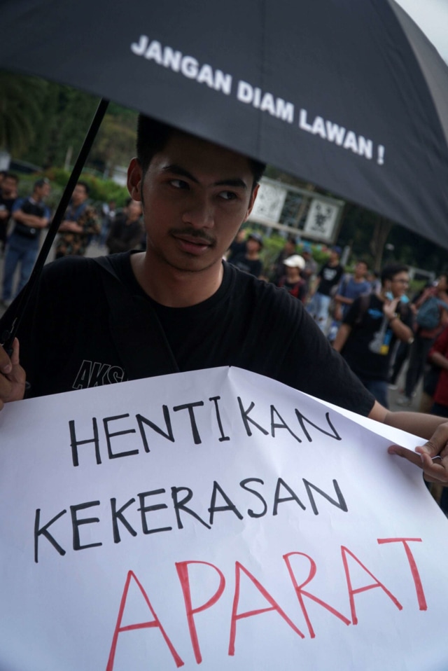 Seorang demonstran mengikuti Aksi Kamisan di depan Istana Presiden Republik Indonesia, Jakarta, Kamis. Foto: Jamal Ramadhan/kumparan