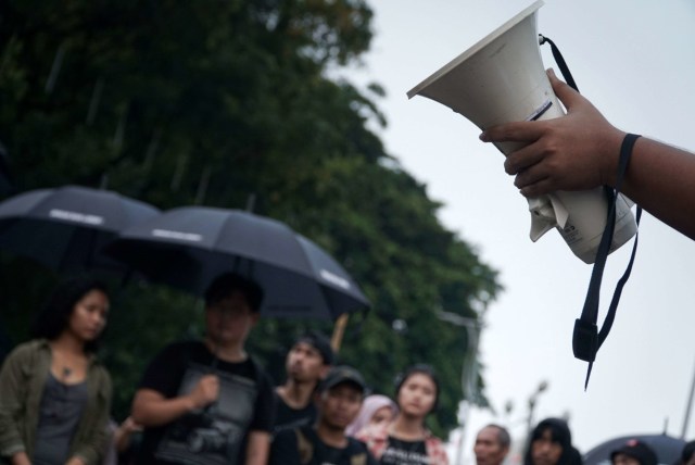 Massa yang tergabung dalam Jaringan Solidaritas Korban untuk Keadilan (JSKK) saat Aksi Kamisan di depan Istana Presiden Republik Indonesia, Jakarta. Foto: Jamal Ramadhan/kumparan