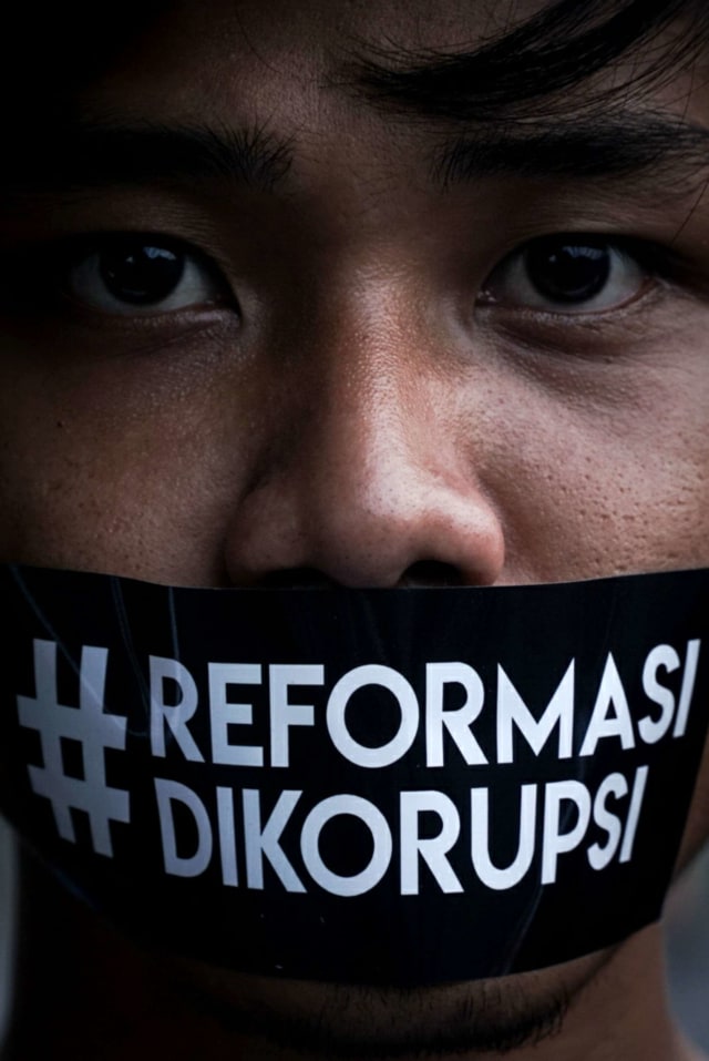 Seorang demonstran mengikuti Aksi Kamisan di depan Istana Presiden Republik Indonesia, Jakarta, Kamis. Foto: Jamal Ramadhan/kumparan