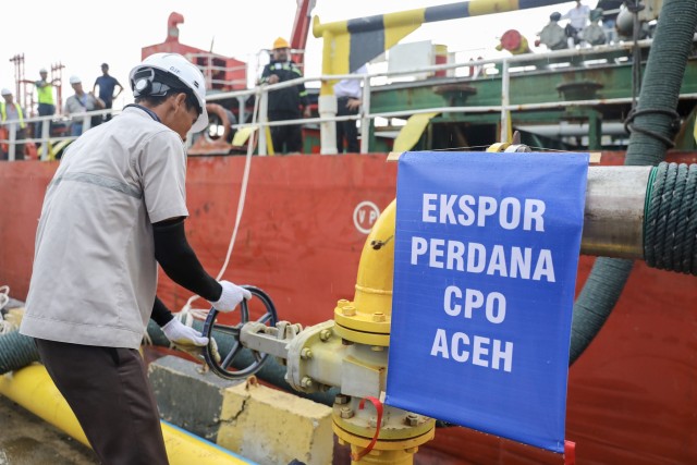 Ekspor perdana CPO Aceh ke India. Foto: Suparta/acehkini