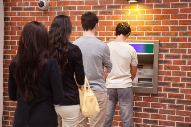 com-Ilustrasi orang mengantri di ATM Foto: Shutterstock