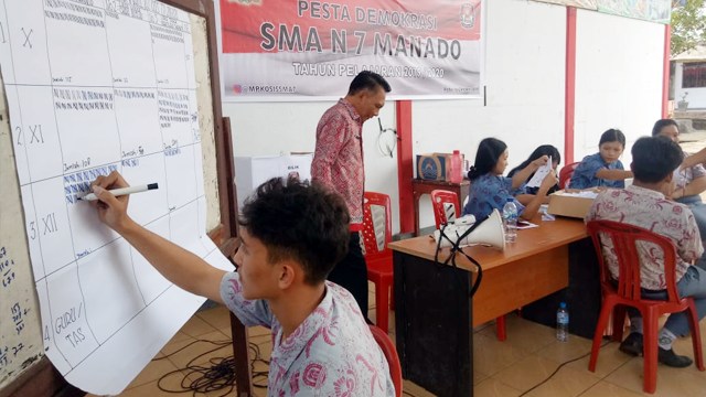 Suasana penghitungan suara dalam Pemilihan Ketua Osis di SMA Negeri 7 Manado. Pemilihan Ketua Osis ini dibuat persis seperti tahapan Pemilu, agar anak-anak dilatih sejak awal untuk paham dengan Pemilu