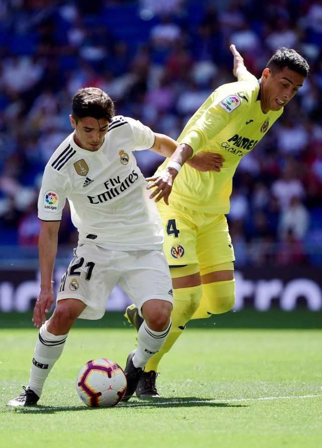 Pemain Villarreal CF Ramiro Funes Mori berebut bola dengan pemian Real Madrid di stadion Santiago Bernabeu. Foto: AFP/JAVIER SORIANO