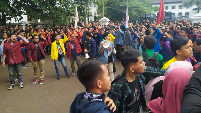 Gerakan Mahasiswa Jabar Menggugat dan Aliansi Massa Rakyat Simpatik (Asik) menggelar aksi di Gedung Sate pada Kamis (17/10/2019). Foto: Rachmadi Rasyad/kumparan