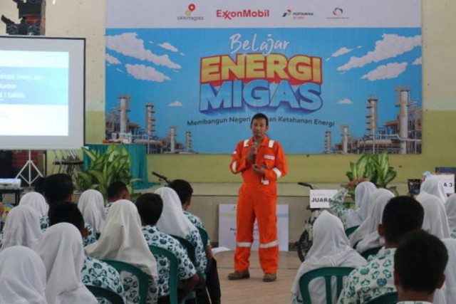 Perwakilan EMCL saat beri pemaparan materi energi minyak dan gas bumi serta aktivitas EMCL di Lapangan Banyu kepada siswa-siswi SMA Negeri 1 Kalitidu Kabupaten Bojonegoro. Kamis (17/10/2019).
