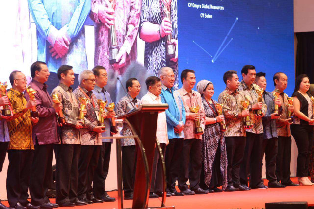 Wakil Presiden RI Jusuf Kalla, Menteri Perdagangan Enggartiasto Lukita, dan Presiden Direktur PT Pabrik Kertas Tjiwi Kimia Tbk Suhendra Wiriadinata 
