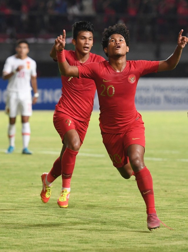 Selebrasi pemain timnas Indonesia U-19 Bagus Kahfi usai mencetak gol ke gawang timnas China U-19 di Gelora Bung Tomo, Surabaya, Jawa Timur, Kamis (17/10/2019). Foto: ANTARA FOTO/Zabur Karuru