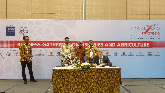 Penandatanganan perjanjian kerja sama budidaya ikan terpadu Indonesia-Norwegia di Trade Expo Indonesia. Rabu (16/10/2017). Foto: Dok. KBRI Oslo