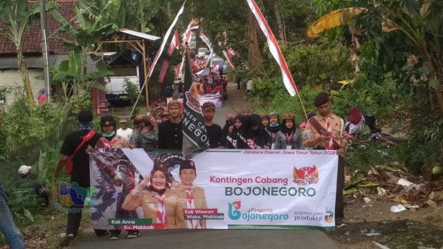 Kontingen Gerakan Pramuka Kwarcab Bojonegoro saat ikuti Jambore Daerah (Jamda) 2019 di Hutan Pinus Songgon, Kabupaten Banyuwangi. 