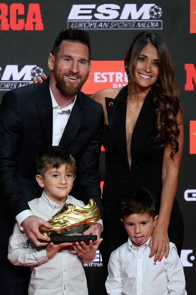 Bintang Barcelona, Lionel Messi berpose bersama istrinya Antonella Roccuzo, dan kedua putranya, Thiago Messi dan Mateo Messi. Foto: AFP