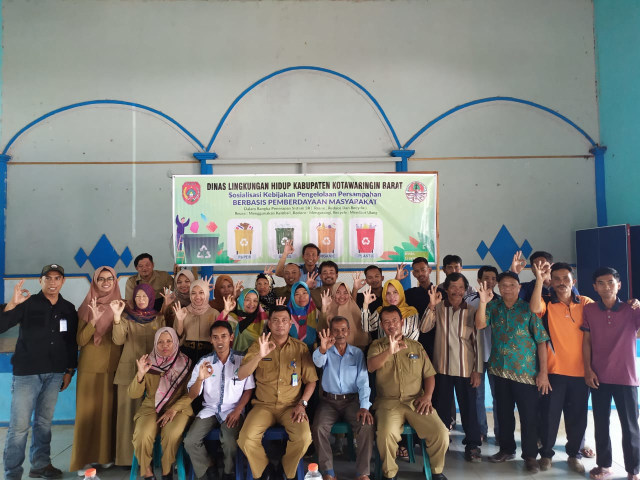 Sosialisasi tentang Pengelolaan Sampah Berbasis Pemberdayaan Masyarakat pada Selasa (15/10) di Desa Pangkalan Tiga, Kecamatan Pangkalan Lada. (Foto: DLH Kobar)