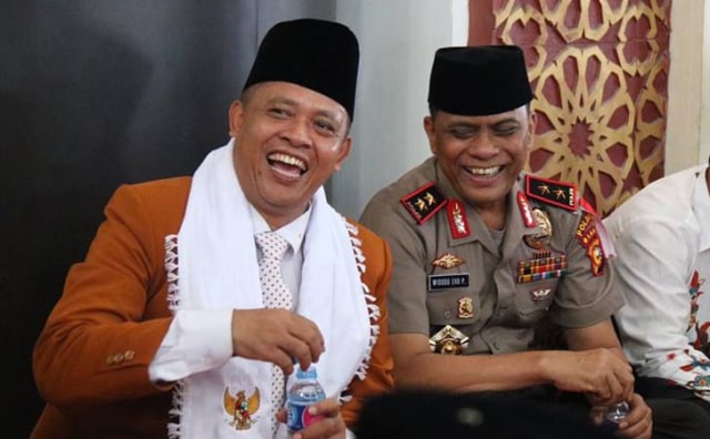 REKTOR UIN Suska Riau, Prof Ahmad Mujahidin (kiri) bersama Kapolda Riau, Irjen Pol Widodo Eko Prihastopo. (Foto: Humas Polda Riau)