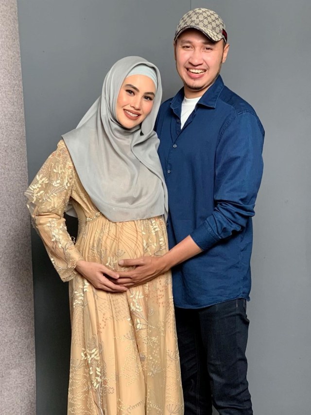 Kartika Putri bersama suaminya.  Foto: Instagram/@kartikaputriworld