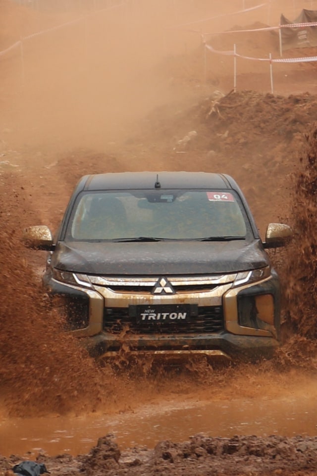 Perang Harga Mahindra Scorpio, Mitsubishi Triton dan Toyota Hilux (101403)