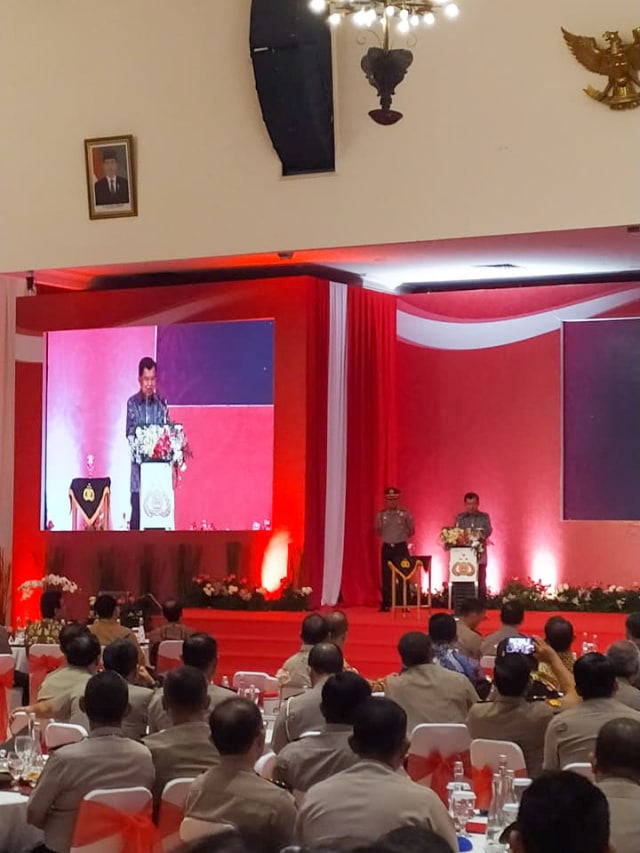 Wakil Presiden Jusuf Kalla dan Kapolri jenderal Tito Karnavian dalam upacara purna tugas di PTIK, Kebayoran Baru, Jakarta Selatan, Jumat (18/10/2019). Foto: Maulana Ramadhan/kumparan