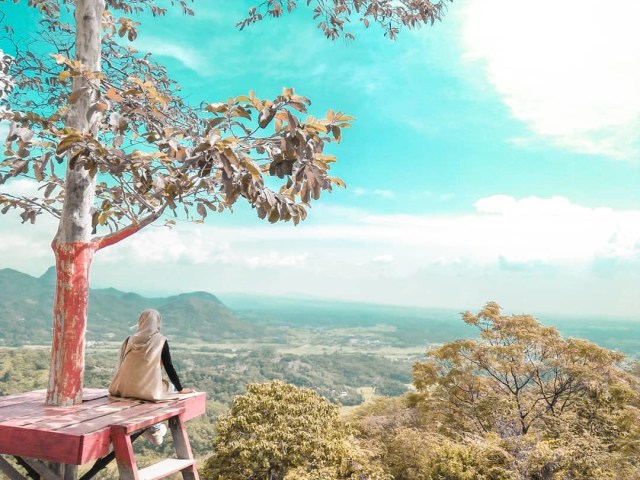 Wisatawan yang tengah menikmati pemandangan perbukitan di Karawang Foto: Instagram/@tinaaml_