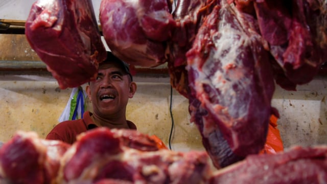 Pedagang daging sapi merapikan dagangannya di pasar Senen blok III, Jakarta, Jumat (18/10/2019). Foto: ANTARA FOTO/Nova Wahyudi