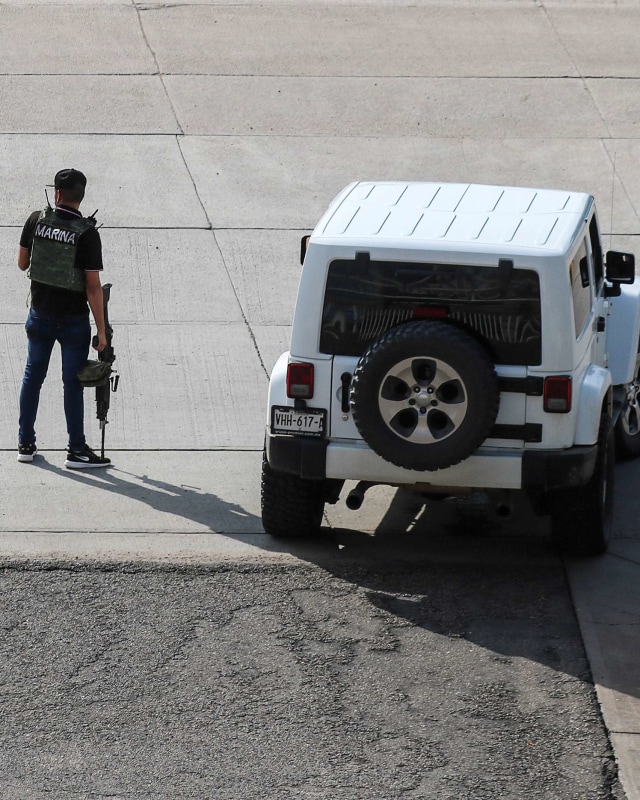Seorang pria bersenjata terlihat saat bentrokan dengan pasukan pemerintah, Meksiko. Foto: Reuters