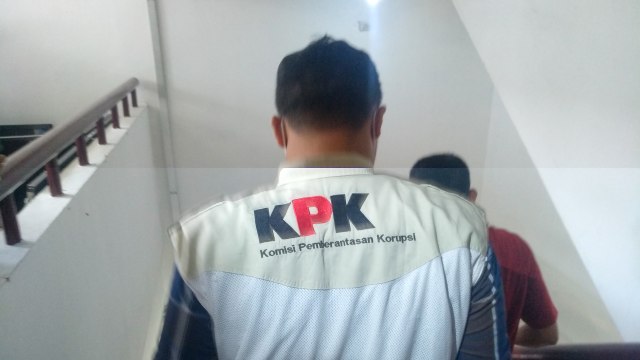 KPK melakukan penggeledahan ke sejumlah ruangan di Walikota Medan, Jum'at (18/10/2019). Foto: Rahmat Utomo/kumparan