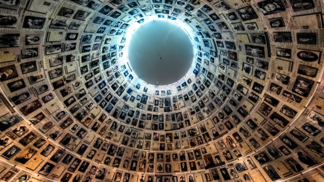 Hall of Names di dalam Yad Vashem Holocaust Museum berisi nama dan foto-foto para korban lengkap dengan kisahnya  Foto: Shutter Stock
