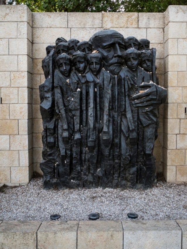 Salah satu monumen patung yang dibuat untuk mengenang orang-orang Yahudi yang menjadi korban Holocaust Foto: Shutter Stock