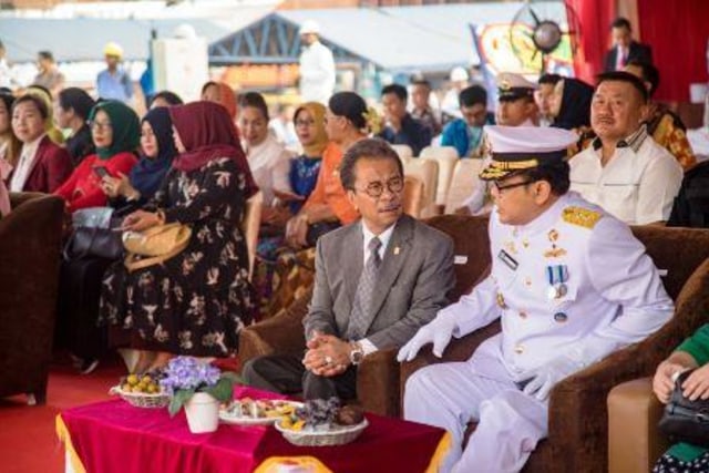 Ketua DPRD Kepri Jumaga Nadeak berbincang dengan Kepala Bakamla RI Laksdya A. Taufiq R di sela peresmian kapal patroli buatan Indonesia. (Foto: istimewa)