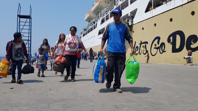 Pengungsi Wamena saat tiba di Pelabuhan L. Say Maumere pada Jumat (18/10) siang. Foto: Mario WP Sina,florespedia. 